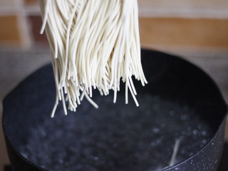 4、日式豚骨拉面，香浓鲜美一碗打尽,锅中重新加入清水，煮沸后将面条放入水中，煮3-6分钟，喜欢偏软的煮6分钟，适中的煮4分钟就可以了。