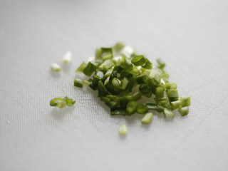 5、日式豚骨拉面，香浓鲜美一碗打尽,在煮面的同时，将小香葱切小段备用。