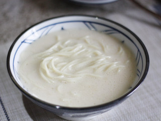 6、日式豚骨拉面，香浓鲜美一碗打尽,煮好的面条捞出，凉水冲后滤干放入准备好的猪骨汤中。