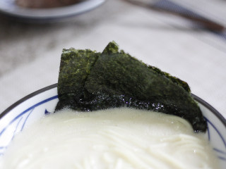7、日式豚骨拉面，香浓鲜美一碗打尽,两片海苔交叠，放在碗边