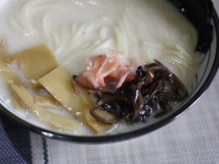 8、日式豚骨拉面，香浓鲜美一碗打尽,糖渍姜片放在中间