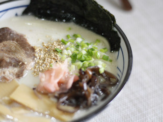 10、日式豚骨拉面，香浓鲜美一碗打尽,最后撒入芝麻和小香葱段，就好啦～