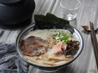 11、日式豚骨拉面，香浓鲜美一碗打尽,浓厚的口味，绝对吃了一碗还想再来一碗