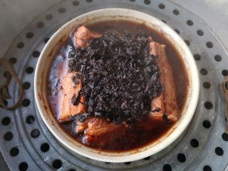 15、梅菜扣肉,蒸好后的肉中会有一些汁水。