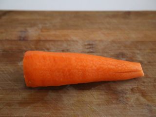 1、腊肠石锅拌饭,胡萝卜一根去皮洗净。