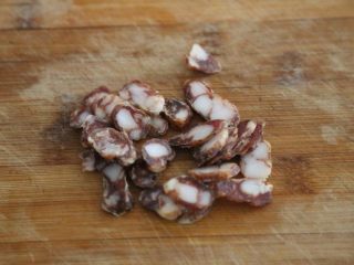 3、腊肠石锅拌饭,腊肠切片备用。