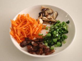 12、腊肠石锅拌饭,所有的蔬菜都炒熟装盘备用。