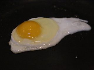 10、腊肠石锅拌饭,煎一个鸡蛋备用。