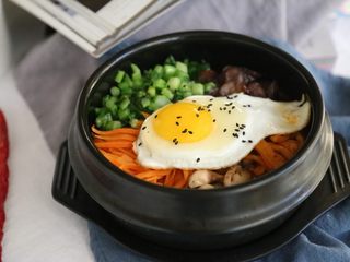 16、腊肠石锅拌饭,撒上黑芝麻装饰，完成。