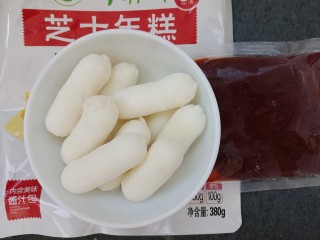 1、韩式年糕方便面,先准备好年糕，辣酱是买年糕配送的，比较正宗