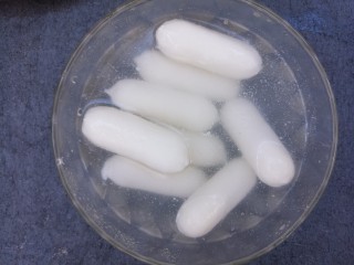 2、韩式年糕方便面,先把冻着的年糕放在常温的水里泡上