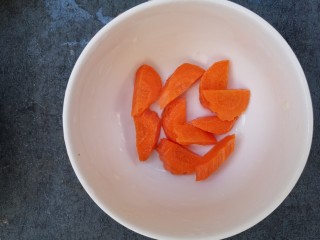 5、韩式年糕方便面,胡萝卜也切块