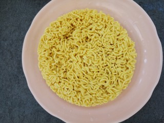 6、韩式年糕方便面,准备一包方便面，什么牌子都可以