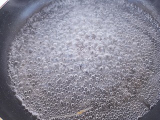 7、韩式年糕方便面,然后把水烧开