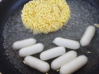 8、韩式年糕方便面,把方便面和年糕放进去煮