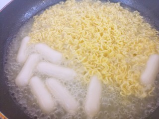 9、韩式年糕方便面,大火煮，煮两分钟