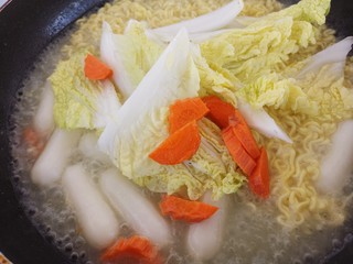 11、韩式年糕方便面,再加入胡萝卜