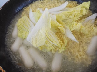 10、韩式年糕方便面,然后加入圆白菜