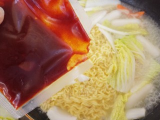 12、韩式年糕方便面,然后加辣酱