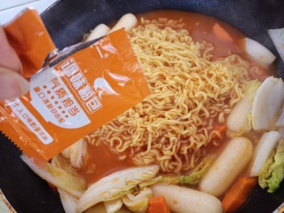 14、韩式年糕方便面,最后放入方便面调料包