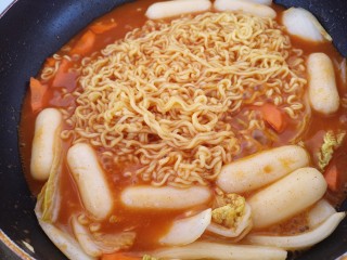 15、韩式年糕方便面,再煮一小会就可以关火了