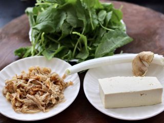 1、萝卜樱海鲜豆腐蒸饺,首先备齐馅料的食材。