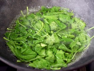 4、萝卜樱海鲜豆腐蒸饺,萝卜樱冲洗干净后，锅中倒入适量的清水煮沸后，放入少许盐和几滴花生油，把萝卜樱放入锅中进行焯水，看见萝卜樱断生变色的时候，捞出过冷水后沥干水分。