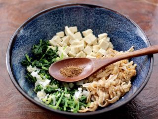 6、萝卜樱海鲜豆腐蒸饺,这个时候先加入花椒粉。