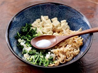 7、萝卜樱海鲜豆腐蒸饺,再根据个人口味，加入适量的盐调味。