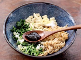 9、萝卜樱海鲜豆腐蒸饺,再加入蚝油调味调色。