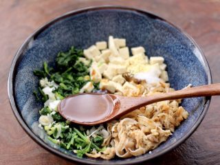 10、萝卜樱海鲜豆腐蒸饺,最后加入花生油。