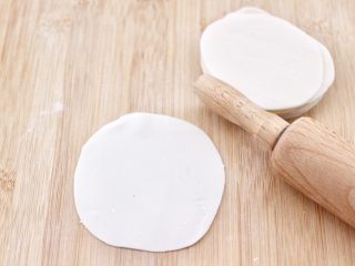 12、萝卜樱海鲜豆腐蒸饺,买来的饺子皮，用擀面杖再擀的薄一些。