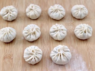 15、萝卜樱海鲜豆腐蒸饺,依次包完所有的饺子。