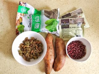 1、适合三高人士的无糖无油红豆沙,准备食材，其实非常简单，红薯提高红豆沙的甜度和黏稠度，葡萄干和坚果的加入，提高营养价值的同时，增加红豆沙丰富的口感