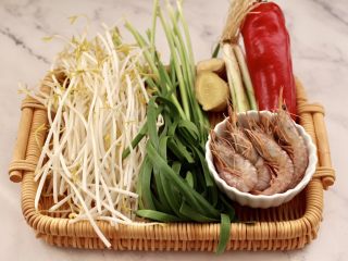 1、绿豆芽炒红虾,先把绿豆芽去根后洗净，韭菜摘洗干净。