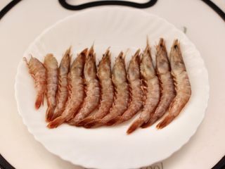 2、绿豆芽炒红虾,把红虾去掉虾须后洗净。