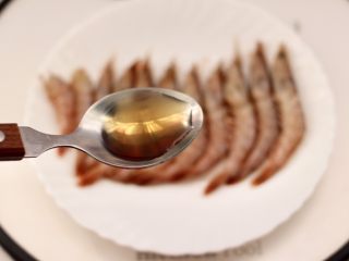 3、绿豆芽炒红虾,这个时候加入料酒腌制10分钟。