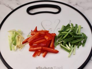 4、绿豆芽炒红虾,韭菜切段，红椒洗净后去籽切细条，葱姜切丝。