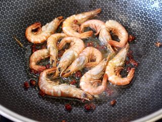 6、绿豆芽炒红虾,直至把煎出虾油后，把红虾省出备用，花椒捞出不用。