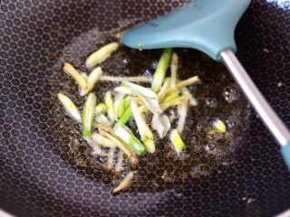 7、绿豆芽炒红虾,用煎红虾的油，大火爆香葱姜。