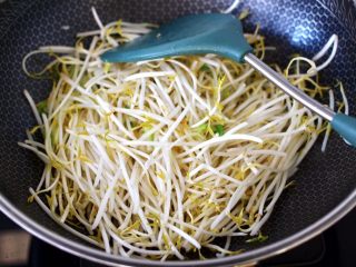8、绿豆芽炒红虾,这个时候加入洗净的绿豆芽翻炒片刻。