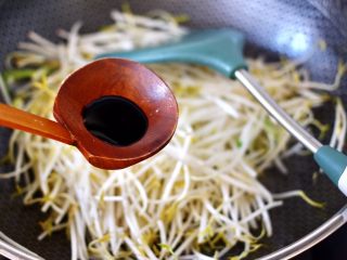 9、绿豆芽炒红虾,加入生抽调味调色。