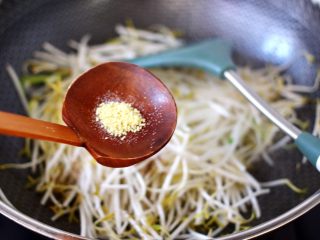 11、绿豆芽炒红虾,加入鸡精增加口感。