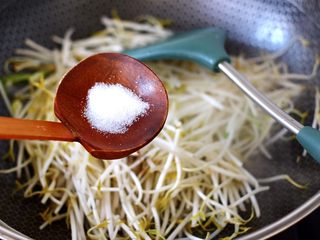 10、绿豆芽炒红虾,再根据个人口味，加入适量的盐调味。