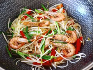 13、绿豆芽炒红虾,大火把所有的食材，混合翻炒均匀即可关火。
