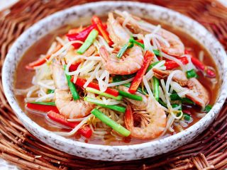 14、绿豆芽炒红虾,鲜美无比又好吃的绿豆芽炒红虾出锅咯。