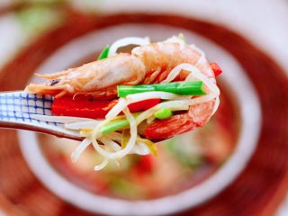 15、绿豆芽炒红虾,吃上一口超级满足，上桌就秒光。