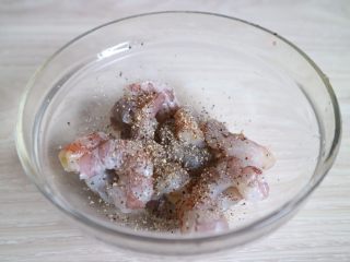 3、培根火腿鲜虾披萨,鲜虾去壳去虾线,放少量黑胡椒粉腌制一会儿