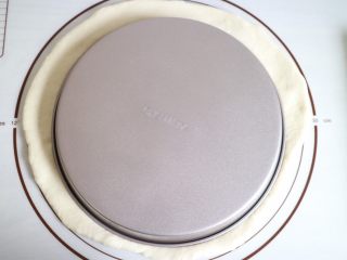 6、培根火腿鲜虾披萨,擀成合适的厚度,大小要比披萨盘稍大一点