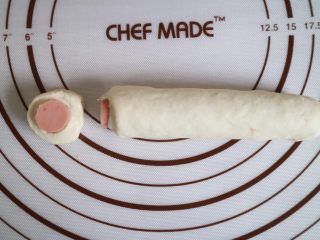 9、培根火腿鲜虾披萨,多余的面团包裹住火腿肠,切成两厘米左右的小段